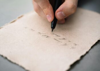 Sanatın Yaralı Düşleri : Kurguyu Estetik Mekânda Sağlamak / Ahmet Özbek