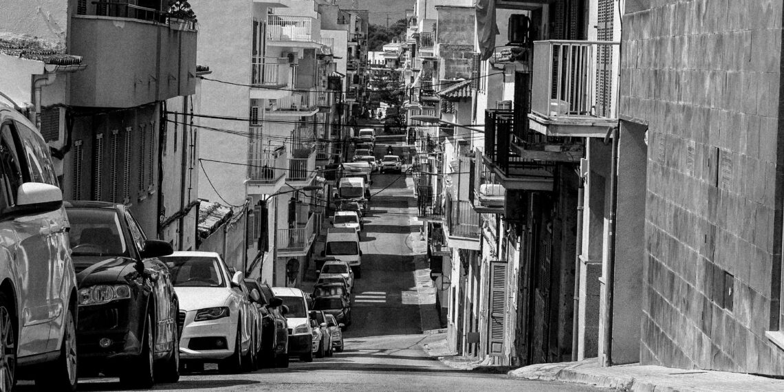 Ferrarisini Sokağa Park Eden Adam / Funda Kılıç