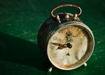 Eksik Okunan Dünya / Serhan Pakdemir