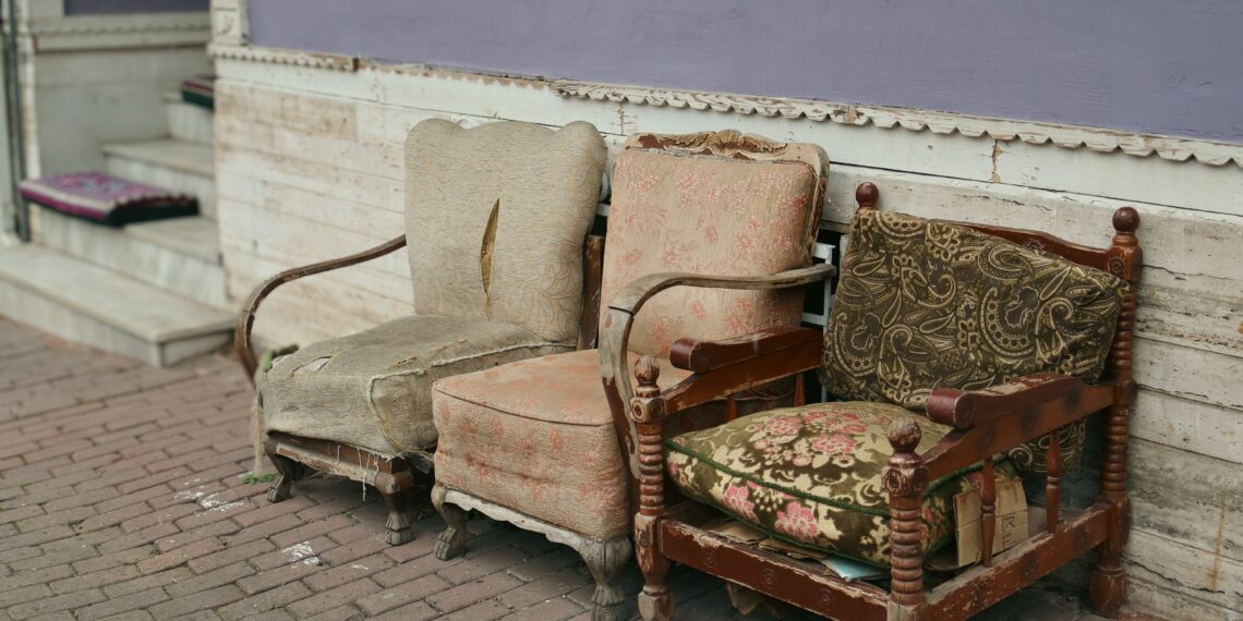 Yapışkanlı Koltuk / Eyüp Toru