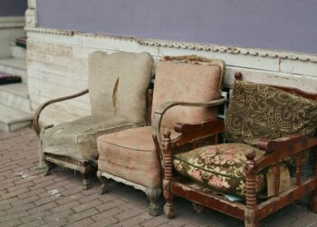 Yapışkanlı Koltuk / Eyüp Toru